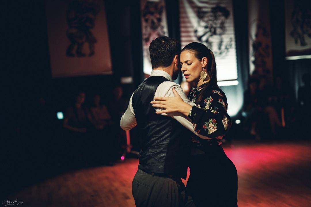 Céline et Edouard dansant le tango argentin